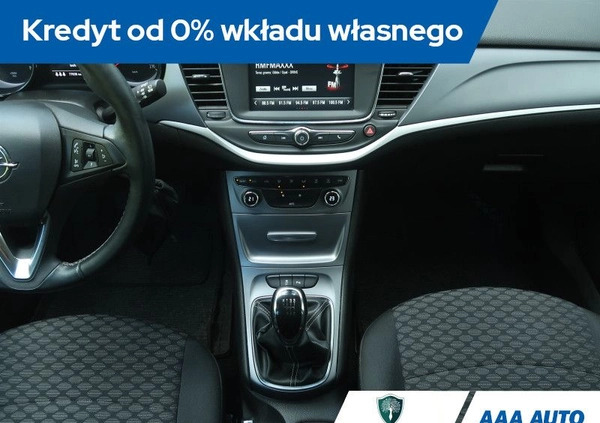 Opel Astra cena 53000 przebieg: 77026, rok produkcji 2017 z Dynów małe 277